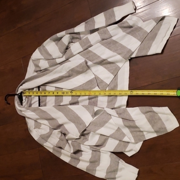 DKNYC ladies long sleeve no button slip on. Gray& white - Picture 4 of 5